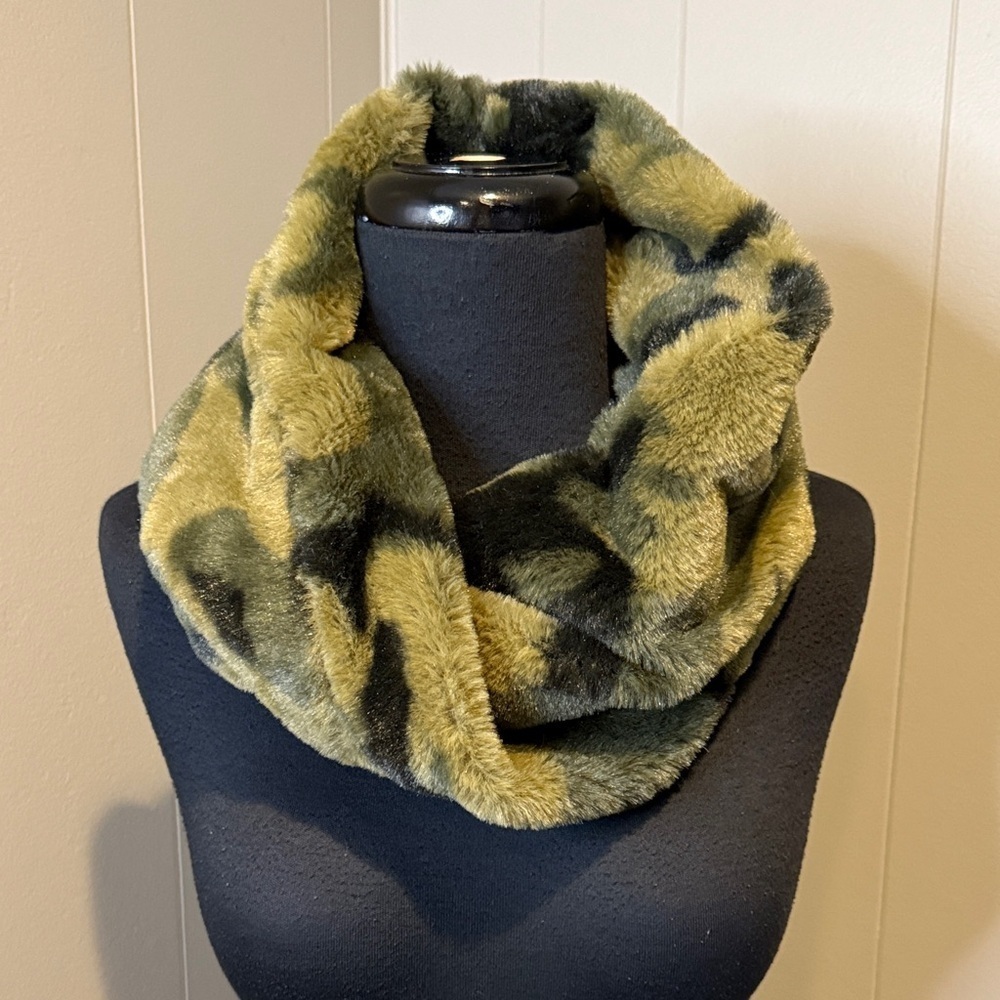 Valentina One Size Camouflage Faux Fur Wrap Infinity Scarf
